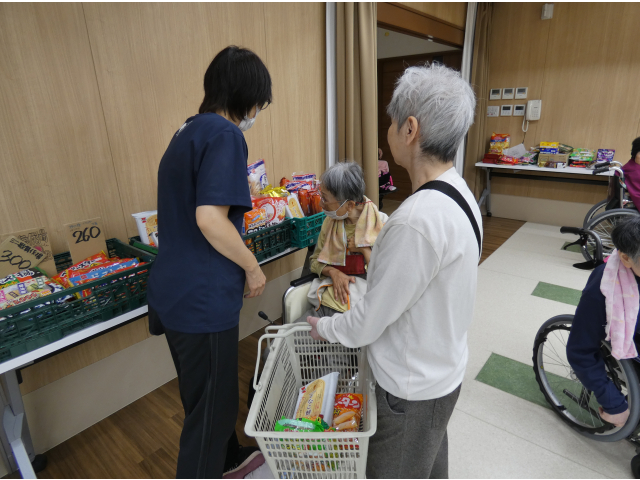 職員さんと相談しています