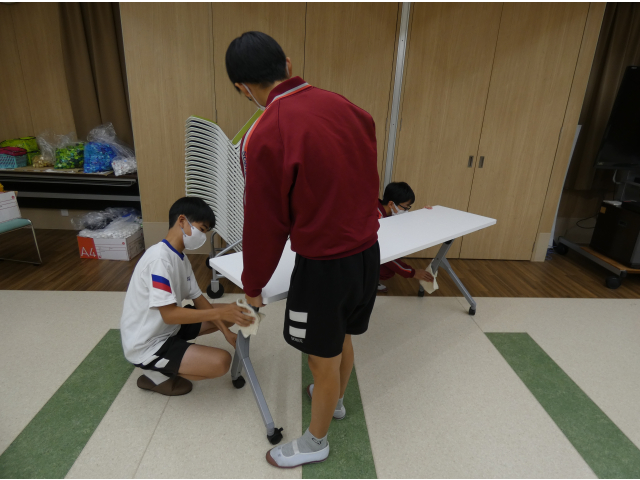 机を入念に拭いてくれています！