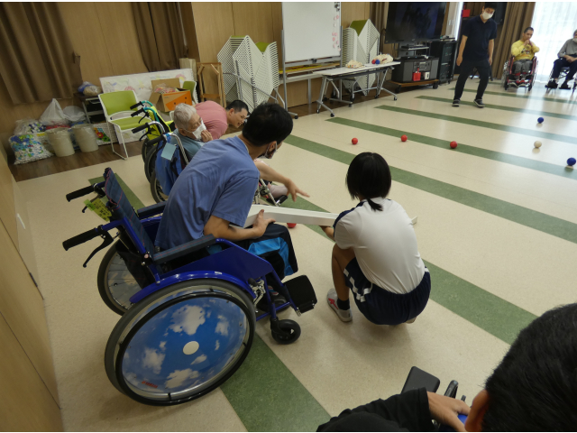 ボールを転がす力加減が難しい