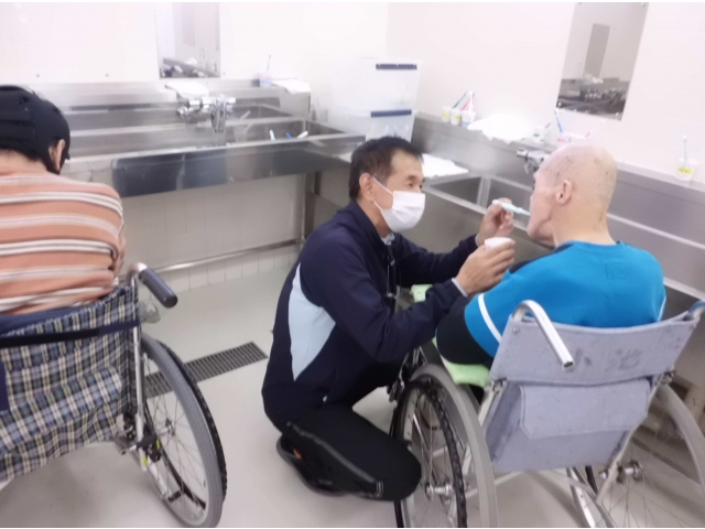 男子トイレを改修、歯磨きにも磨きが！