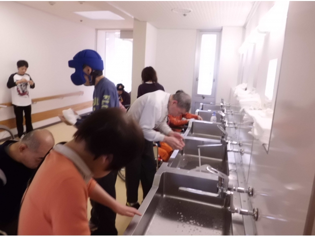 新設手洗場で車いすでもゆっくり手洗い！