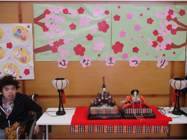 人形は二人だけど周りが賑やかで楽しそうだね