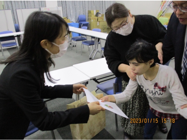 役所より記念品をいただきました。