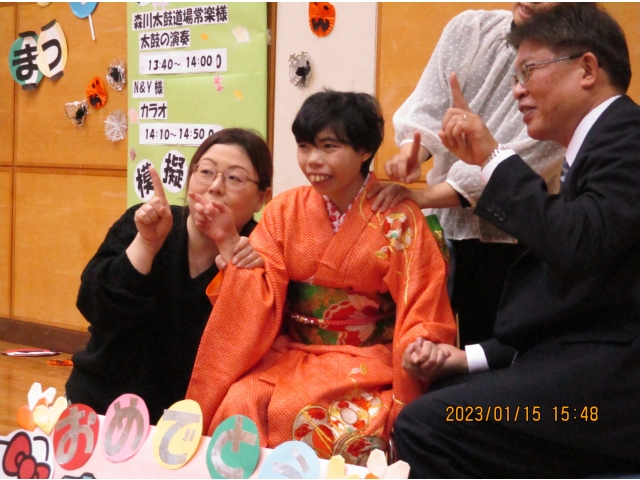 撮影中のオフショットです。プロのカメラマンに全集中！