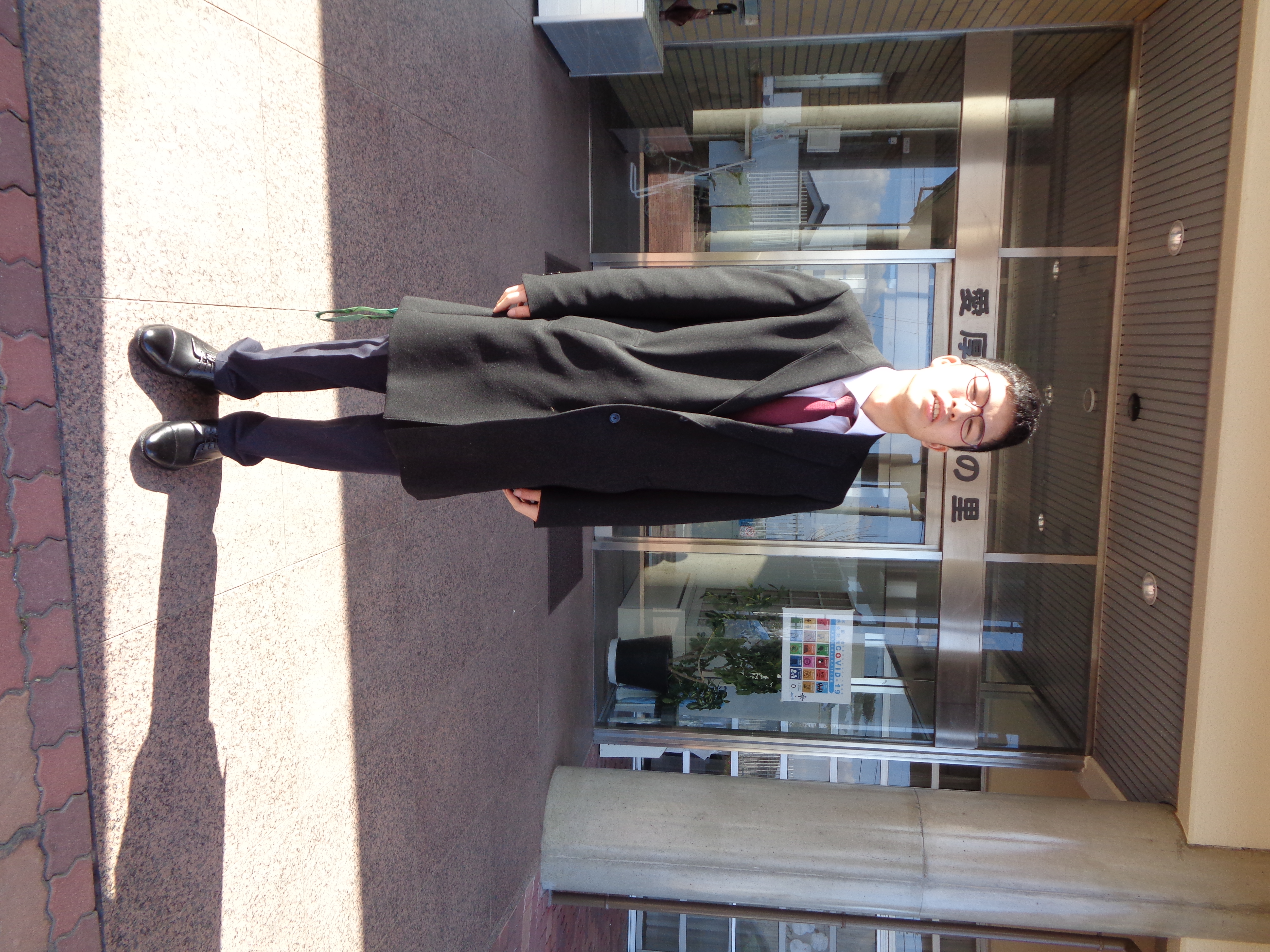 出発前にパチリ。初スーツ、似合ってますよ。