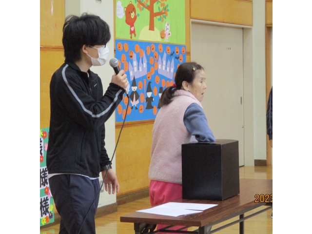 本日のレクリエーションは箱の中身はなんだろな？クイズです。よーく触って当てて下さいね。