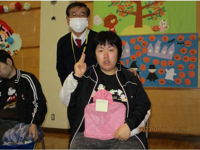 誕生日プレゼントをもらってとっても嬉しそうです❕