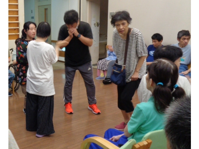 職員さんが誕生日会前にハーモニカを吹いて盛り上げてくれました♪