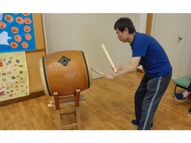 リズムに乗って太鼓を叩きます！