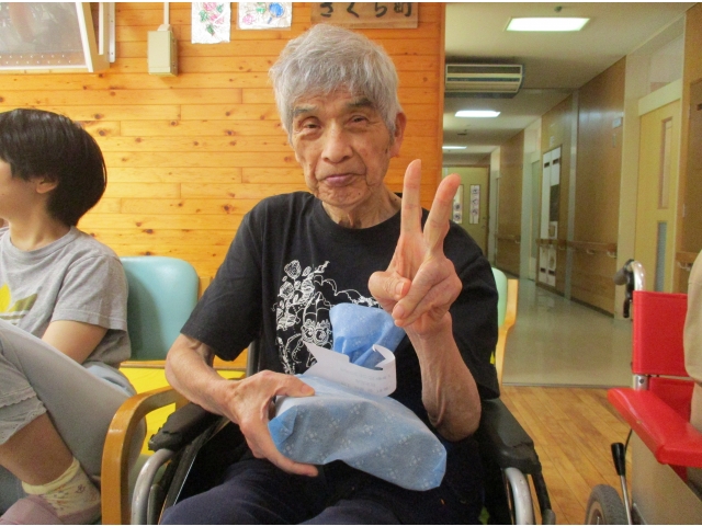 プレゼントを貰ってカメラへピースサイン！