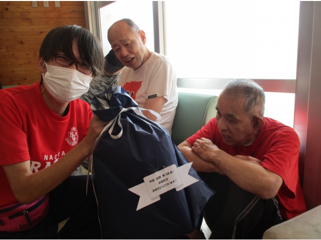 職員さんからもお祝いされて嬉しそう！