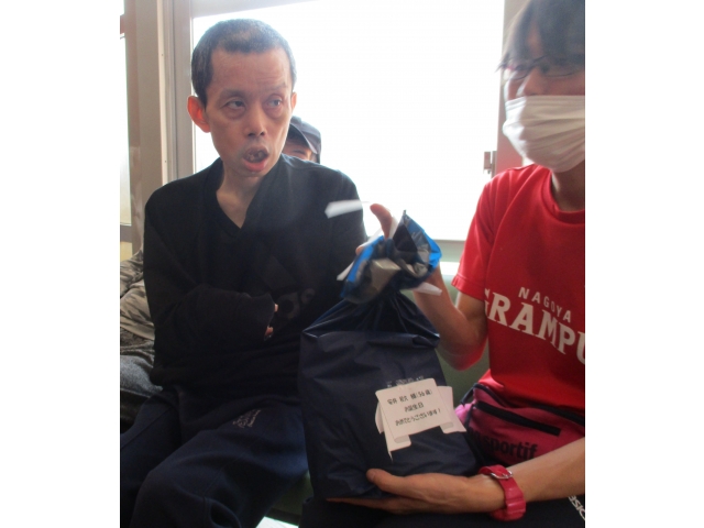 自分のプレゼントに興味津々。