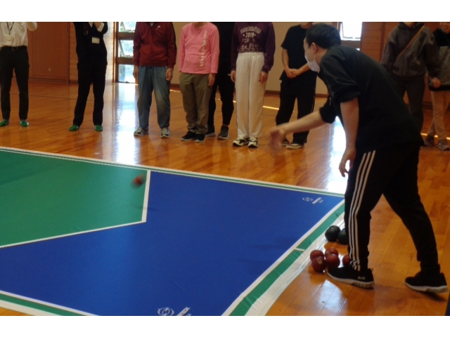 ルール説明を兼ねたオープニング試合。職員だって頑張っちゃいます！