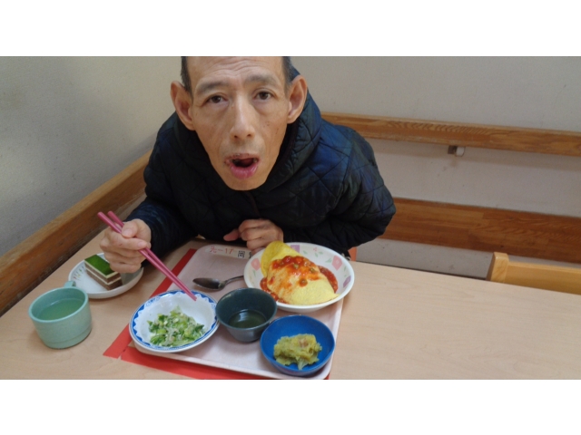 誕生日会のあとはお昼ご飯🍚ケーキも付いててどれも美味しそうです😋