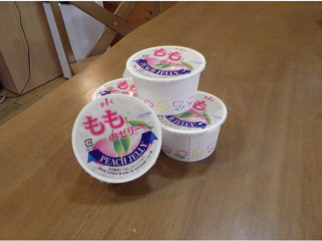 午後からはお楽しみの喫茶です。おやつはひなまつりらしく、桃のゼリーが用意されました。