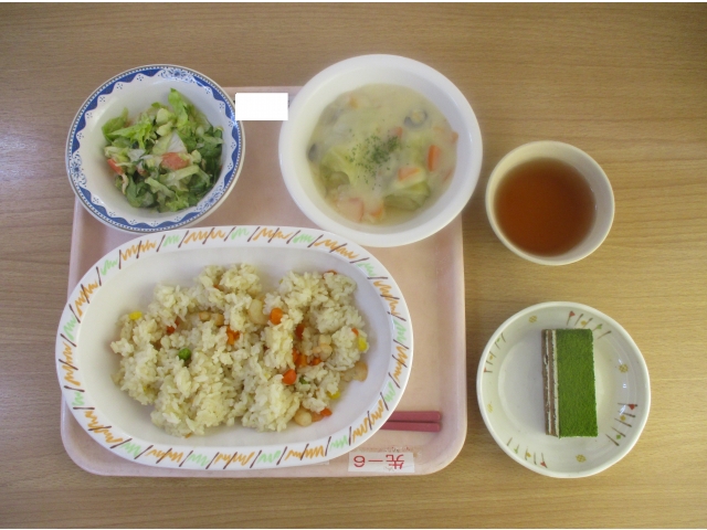 楽しかった誕生日会の後はおいしいご飯。ケーキもついています🍰