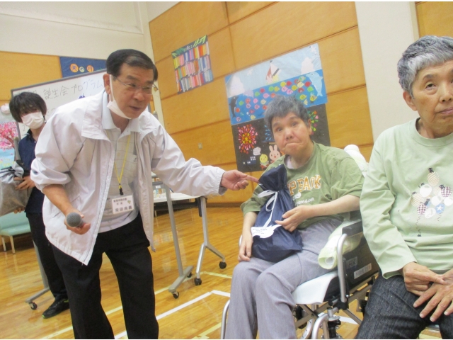 プレゼントをもらってドキドキ。