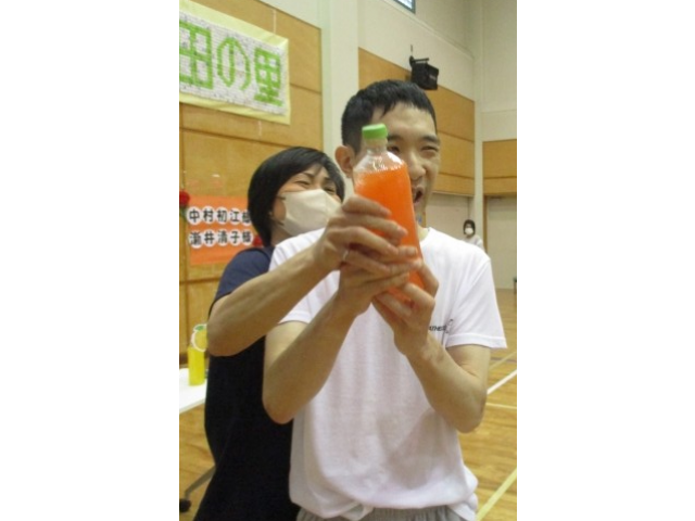 職員さんと一緒に笑顔で振っていました！