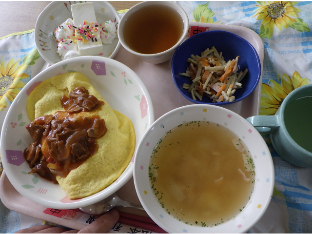 今回のお昼の献立はオムハヤシでした！