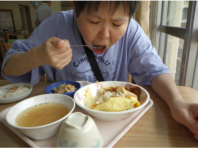 早速オムハヤシから食べられています！美味しいですか？