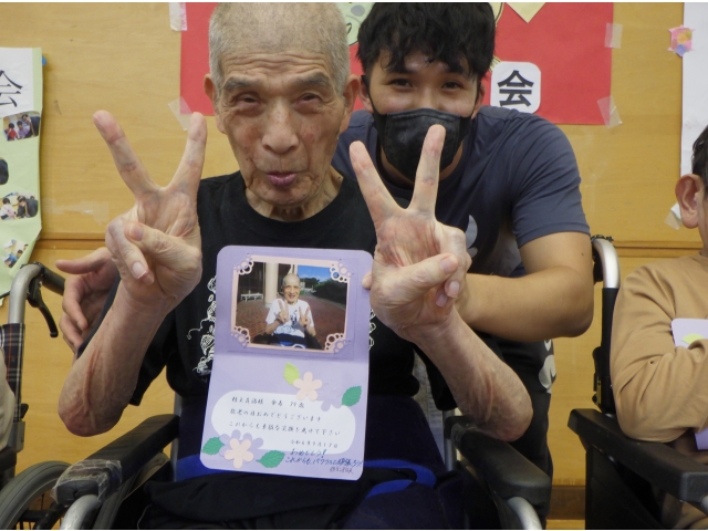 職員とともにピース！