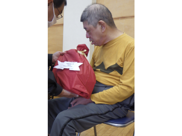 プレゼント、何が入っているかな？