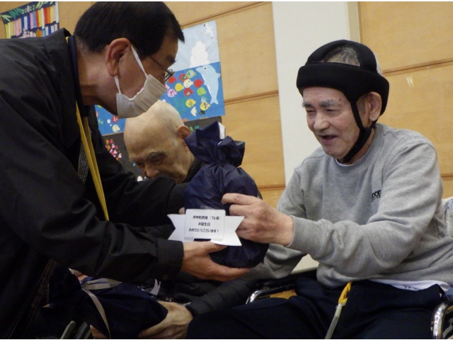 いくつになってもプレゼントはうれしいものですね。