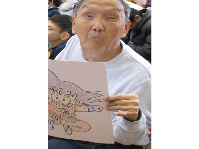 貰ったイラストを職員に自慢しております！良かったですね(^^)