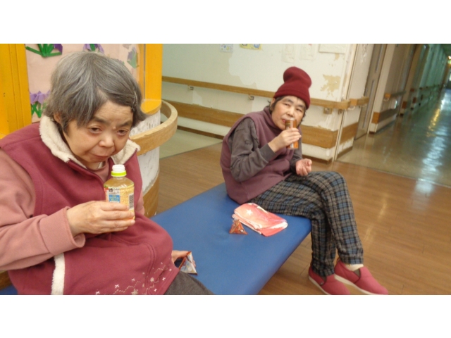 ジュースとあられで乾杯