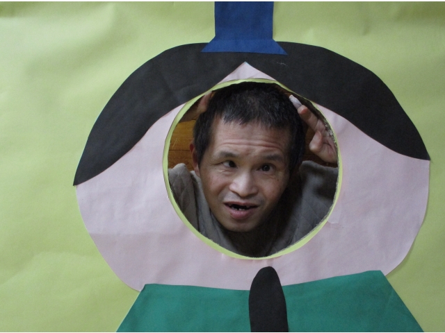 顔出しパネルに興味津々