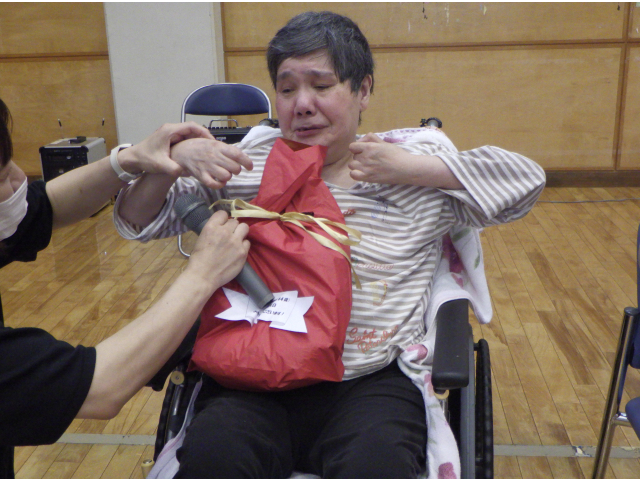 中身が気になる様子…。