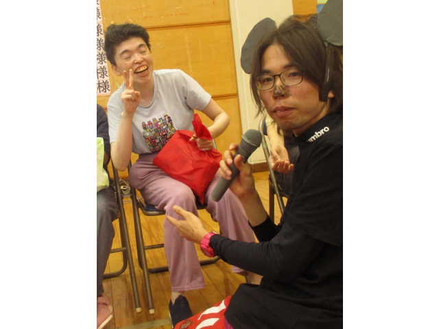 今回は人気キャラクターも利用者様に希望品を渡していました！希望品を貰って嬉しそうにされています。