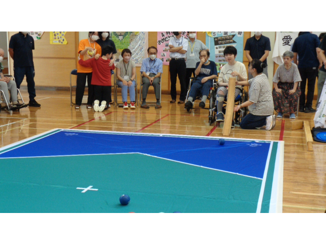 職員と真剣に相談し位置を決めていました。