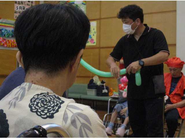 興味津々で見ています