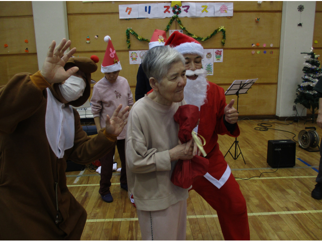 サンタさんにプレゼントを貰い、笑顔です。