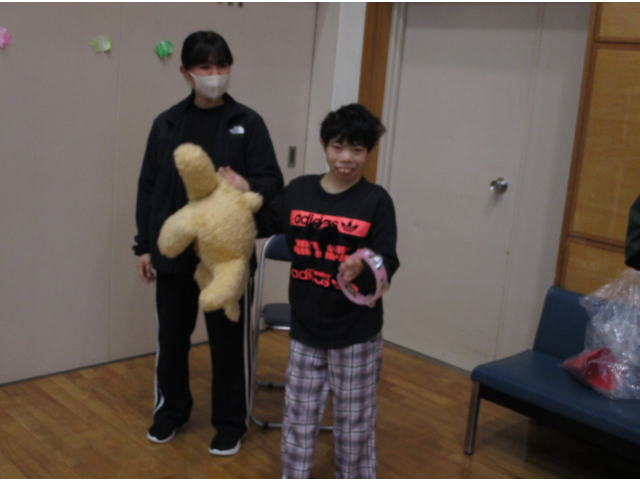 タンバリンで楽しくリズムを取っていました！