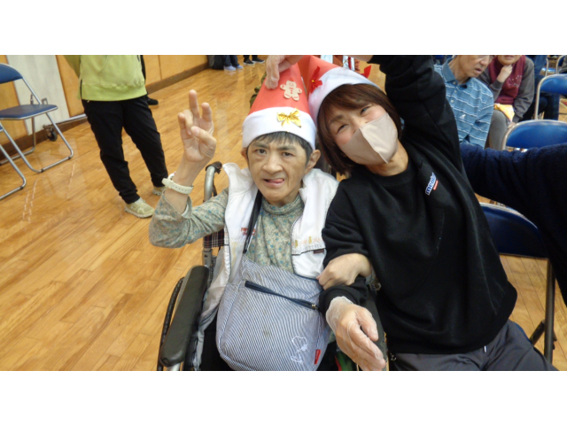 サンタさんの帽子を被って笑顔です✌