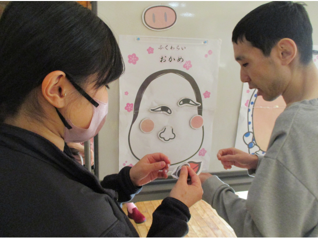 職員から遊び方を教わっています。