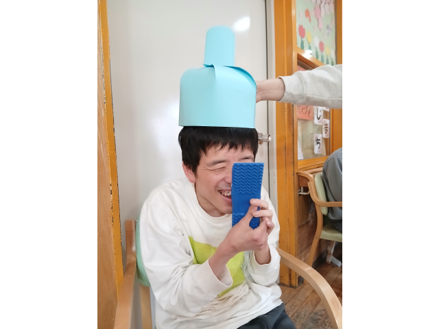 お内裏様の帽子を被り、満面の笑み(^-^)