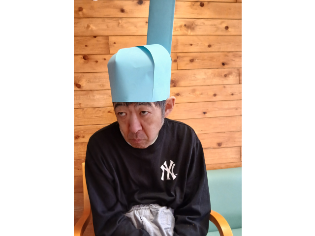 お内裏様になりきり、凛々しい表情