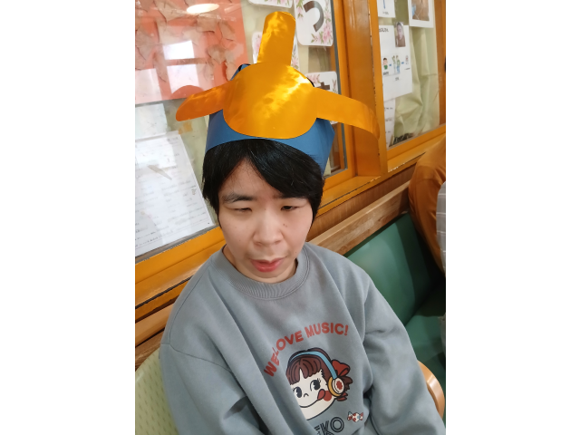 おひなさまの冠を被って、決めポーズ！