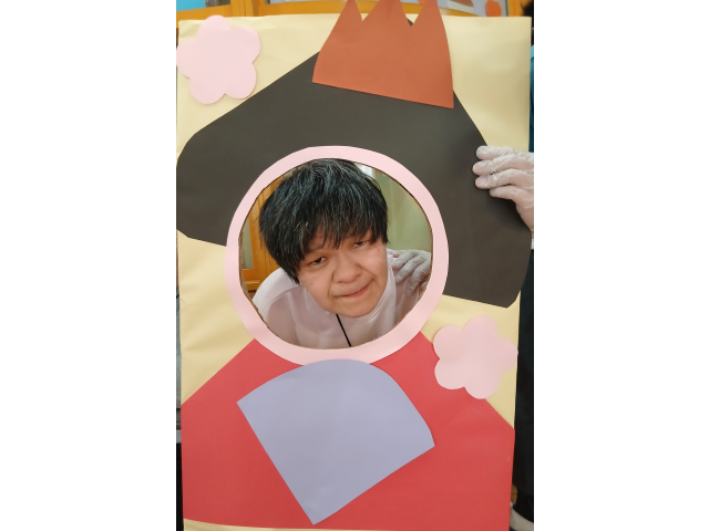 おひなさまの顔抜きで「はい！ポーズ！」