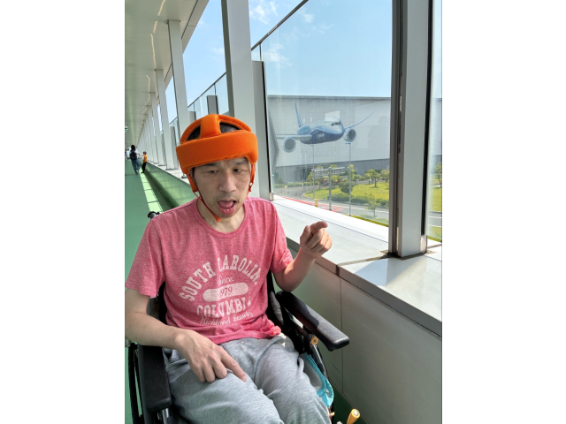 飛行機と一緒に笑顔で写真を撮りました！