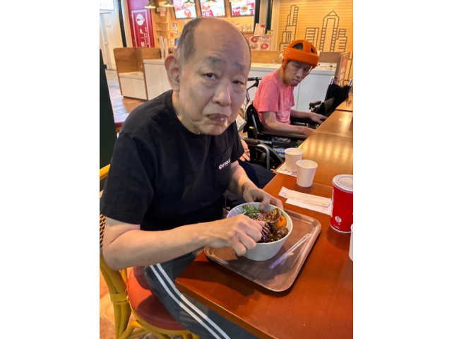 ロコモコ丼を食べて、ニコニコ笑顔でした！