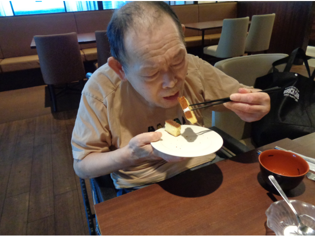 デザートを大きな口で美味しく食べました！