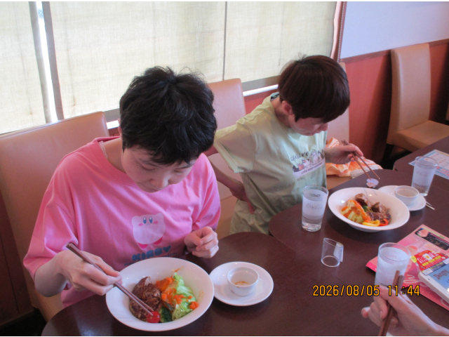 美味しいご飯を黙々と食べていました。