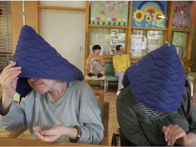 防災頭巾を被ると真剣な表情を浮かべます。