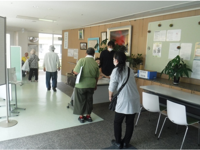 入口で健康チェックシートを確認します。