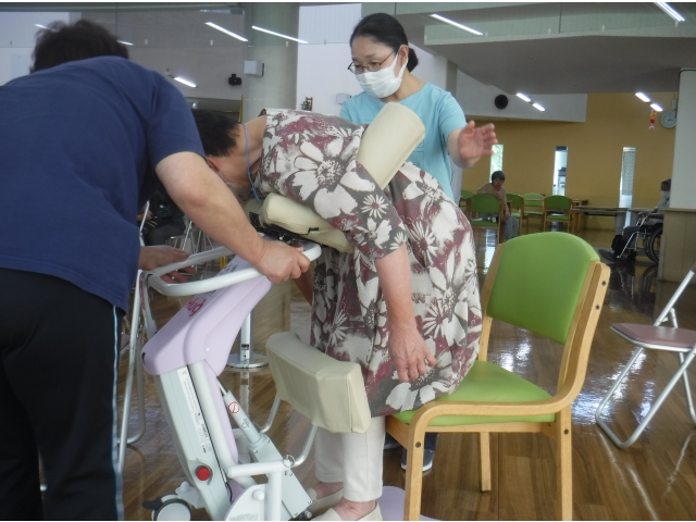 体験していただいている様子。