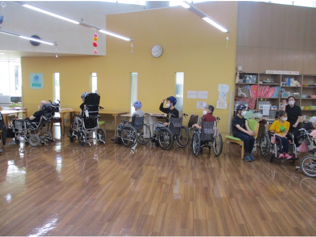 その場で待機します。